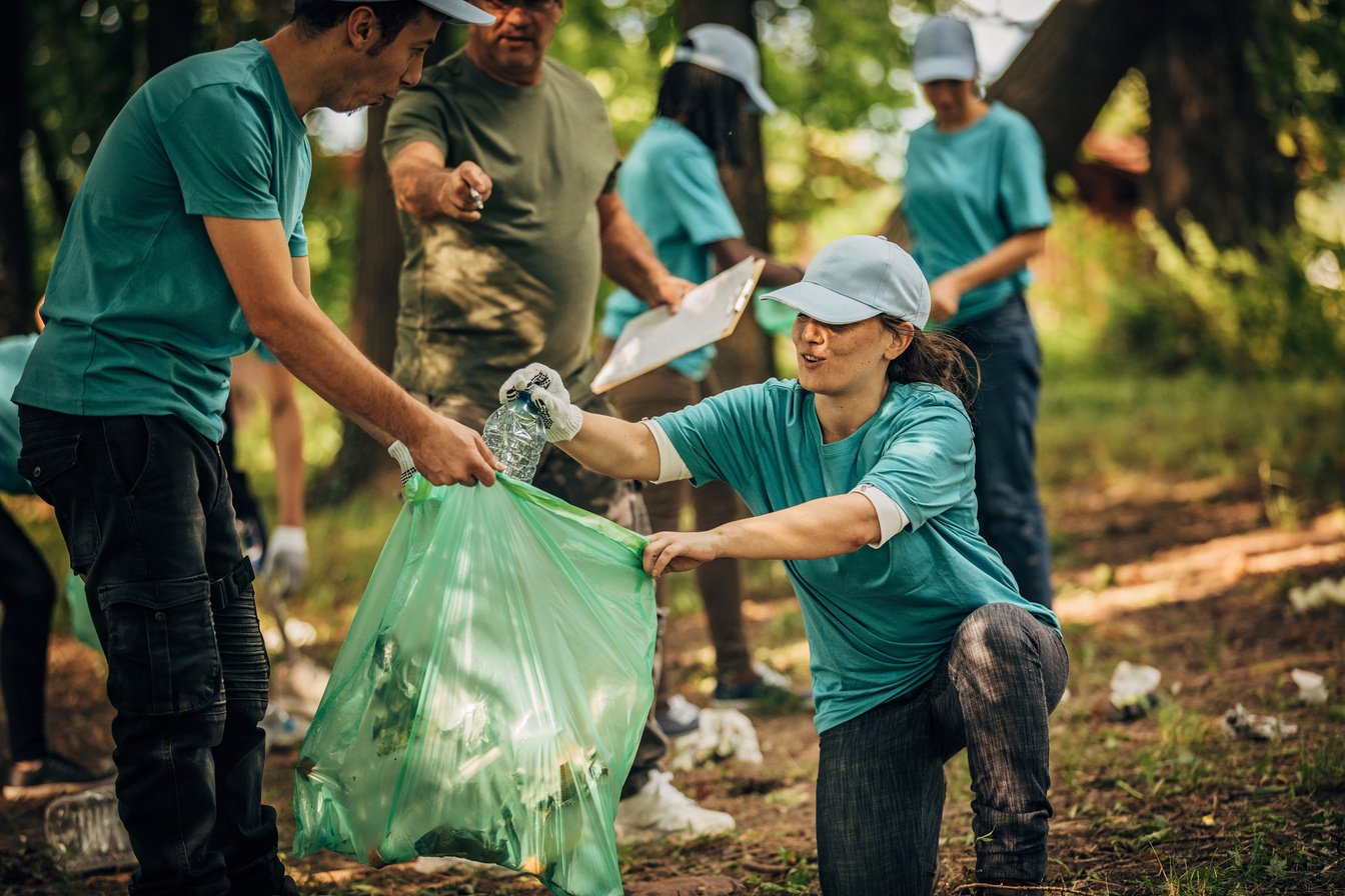 People cleaning the environment together